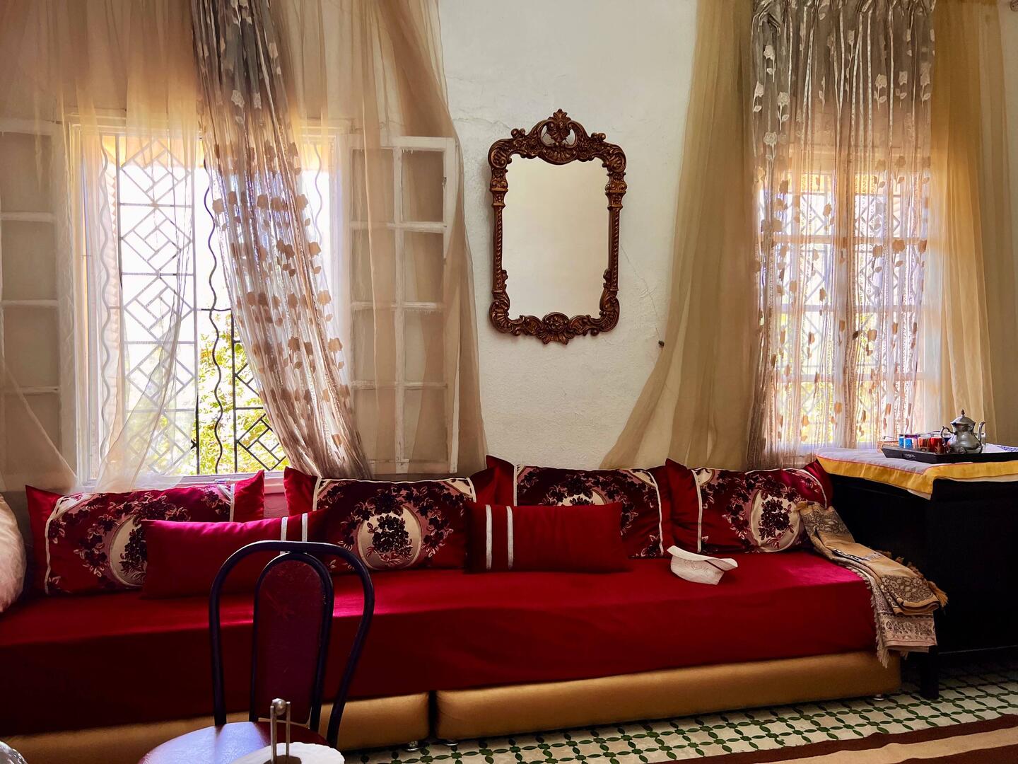 Typisch marokkanischer Salon - alle Zimmerwände sind von Sofas gesäumt.