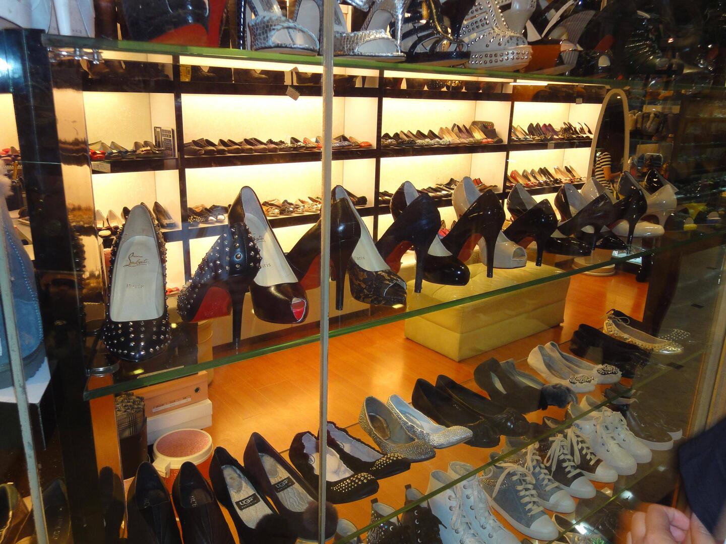 Louboutins in Shenzhen. Zumindest stehts drauf.