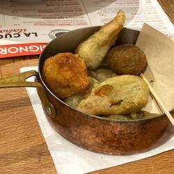 Fritto misto: Salbeiblätter, Kürbisblüete, Olive und anders im Teig frittiert😋