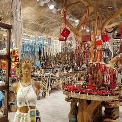 Einer der vielen Touri-Kitsch-Läden, in denen man aber durchaus fündig wird. Dauert eben. 🤭