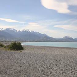wir sitzen am Strand in Kaikoura und warten auf Wale, genießen dabei die Aussicht