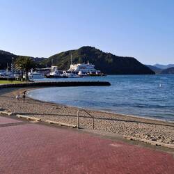Waterfront Picton mit dem Fährschiff