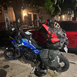 Diese paar Meter trauen wir uns die Töffkleider zusätzlich draufzuspannen