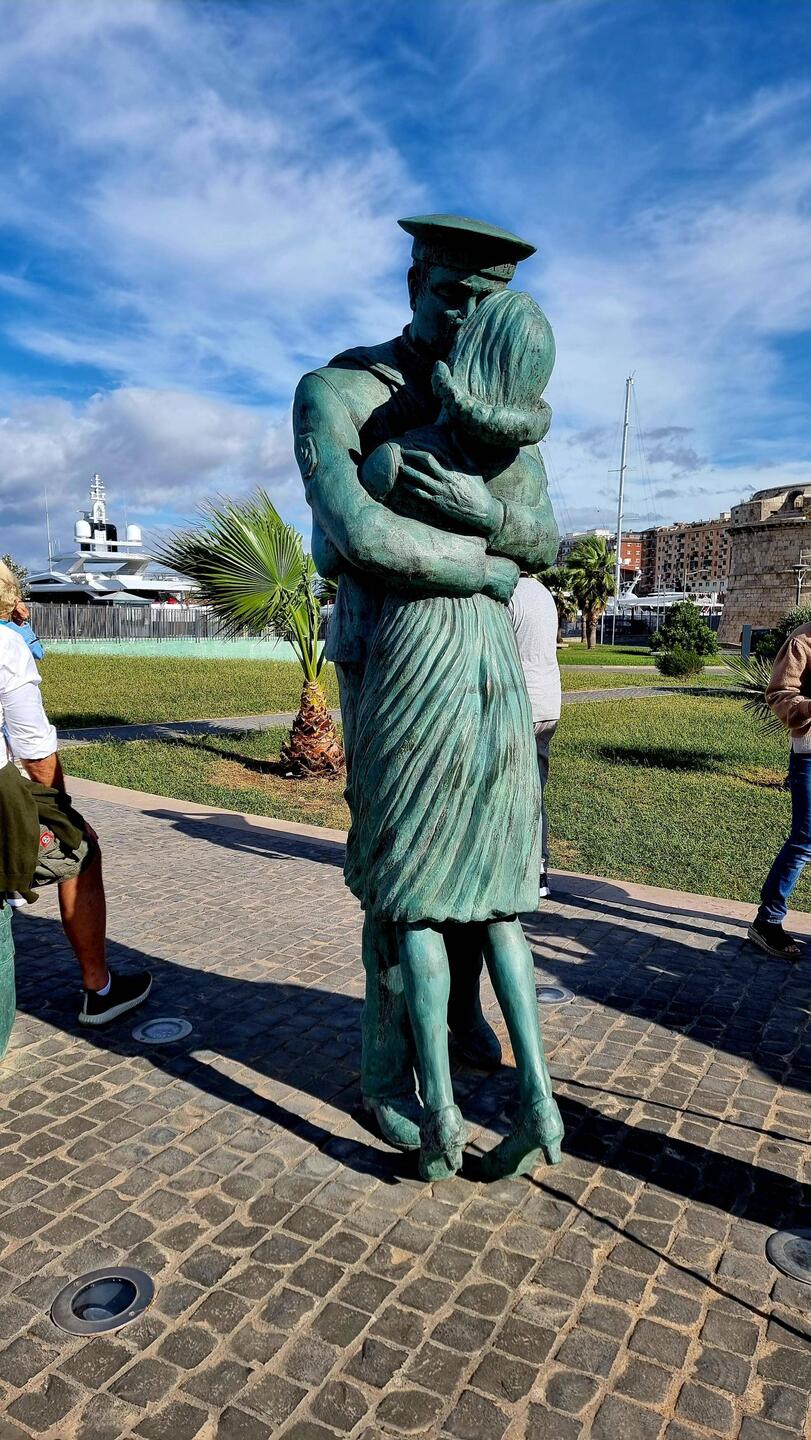 Statue "Small Kiss"