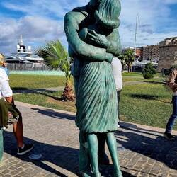 Statue "Small Kiss"