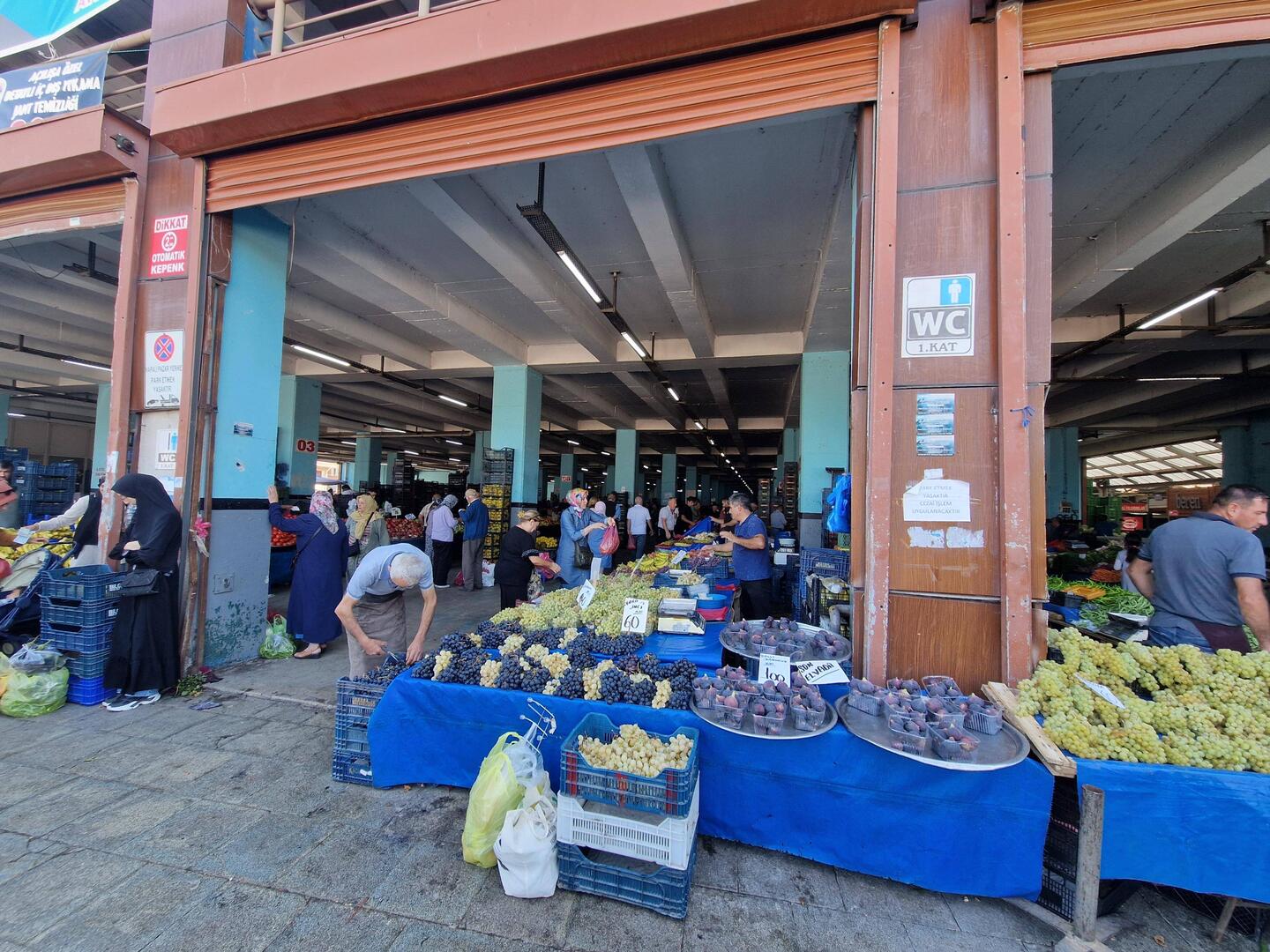 Bazaar direkt am Hafen in Yavola
