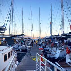 Der Bootssteg von Chalki: Klein und voll belegt