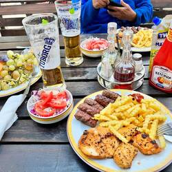 Cevapcici, HähnchenPommes und Salat