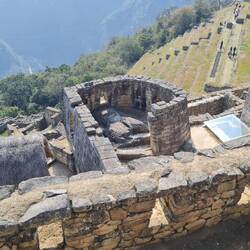 Sonnentempel: Fenster Richtung Sonnenwenden
