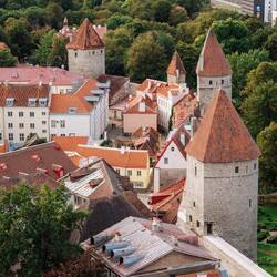 Die teilweise noch vorhandene Stadtmauer umringt die Altstadt