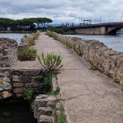 Rechts daneben die neue Brücke.