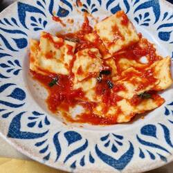 Frische Ravioli mit Ricotta gefüllt.