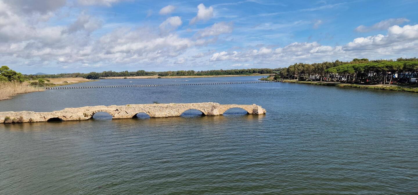 Alte Brücke, rechts unser Campingplatz.