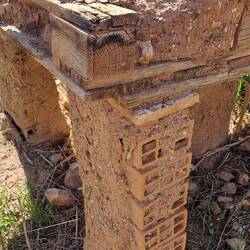 Selbsgebastelter Grill/Ofen. Aus Ziegeln, einer Palette und jeder Menge Sand, Seegras und Lehm.