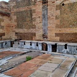 Die städtische Latrine