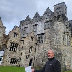 We toured the castle.