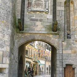 Das Stadttor führt in eine sehr belebte Fußgängerzone