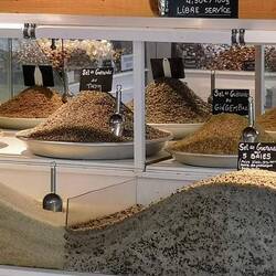 Salze jeglicher Zusammensetzung in einem Geschäft von Guerande