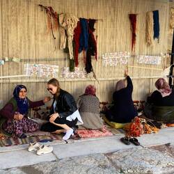 Chantal und Michelle mussten sich das Teppich knüpfen, näher ansehen