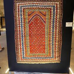 Ein Gebetsteppich hat nur eine Verjüngung. Hier ist beim beten der Kopf.