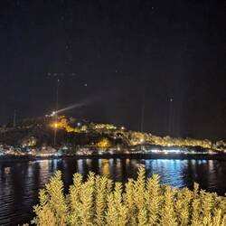 Blick aus der Bar auf unseren Campingplatz und den Leuchtturm