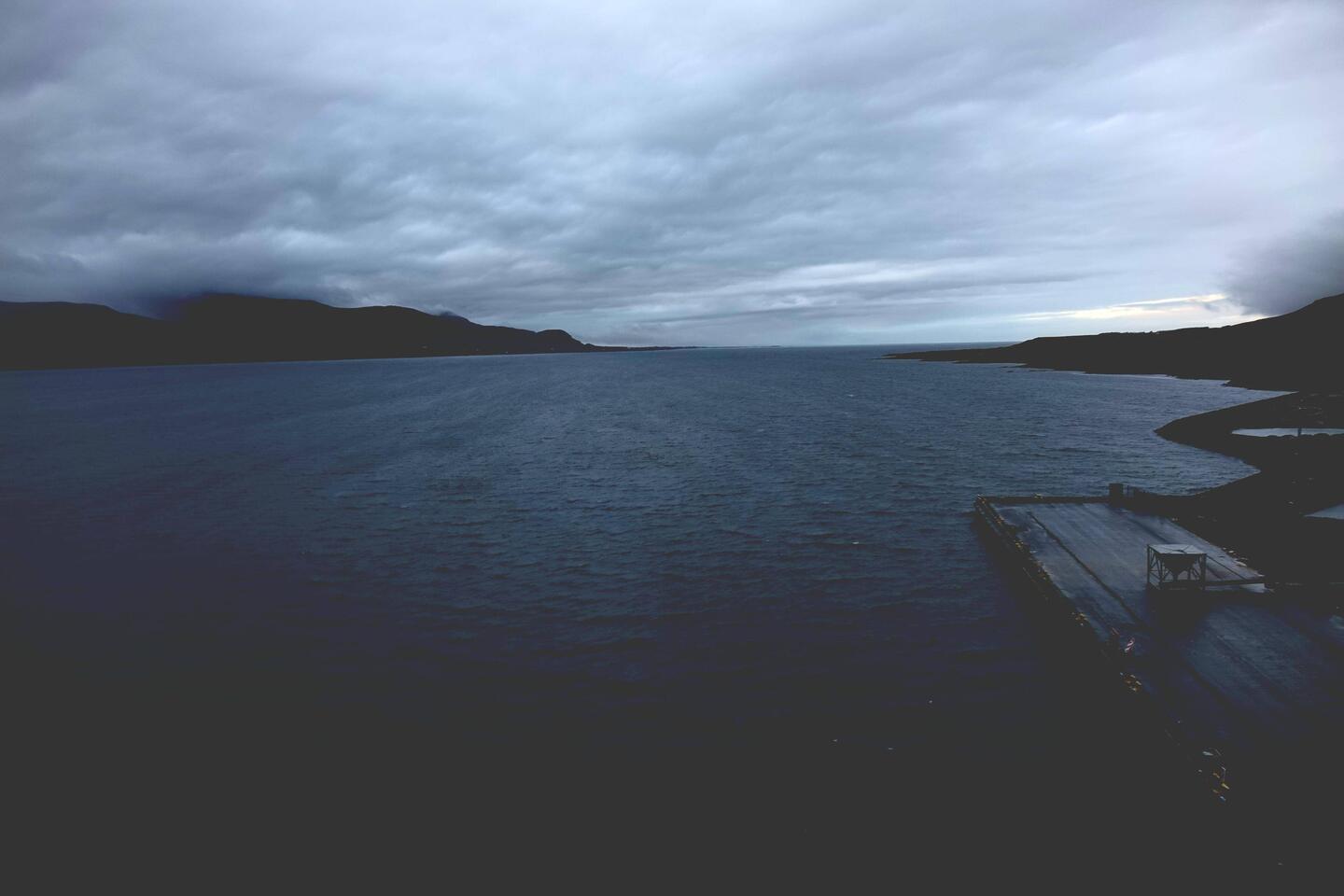 Blick vom Hafen Grundartangi auf den Fjord