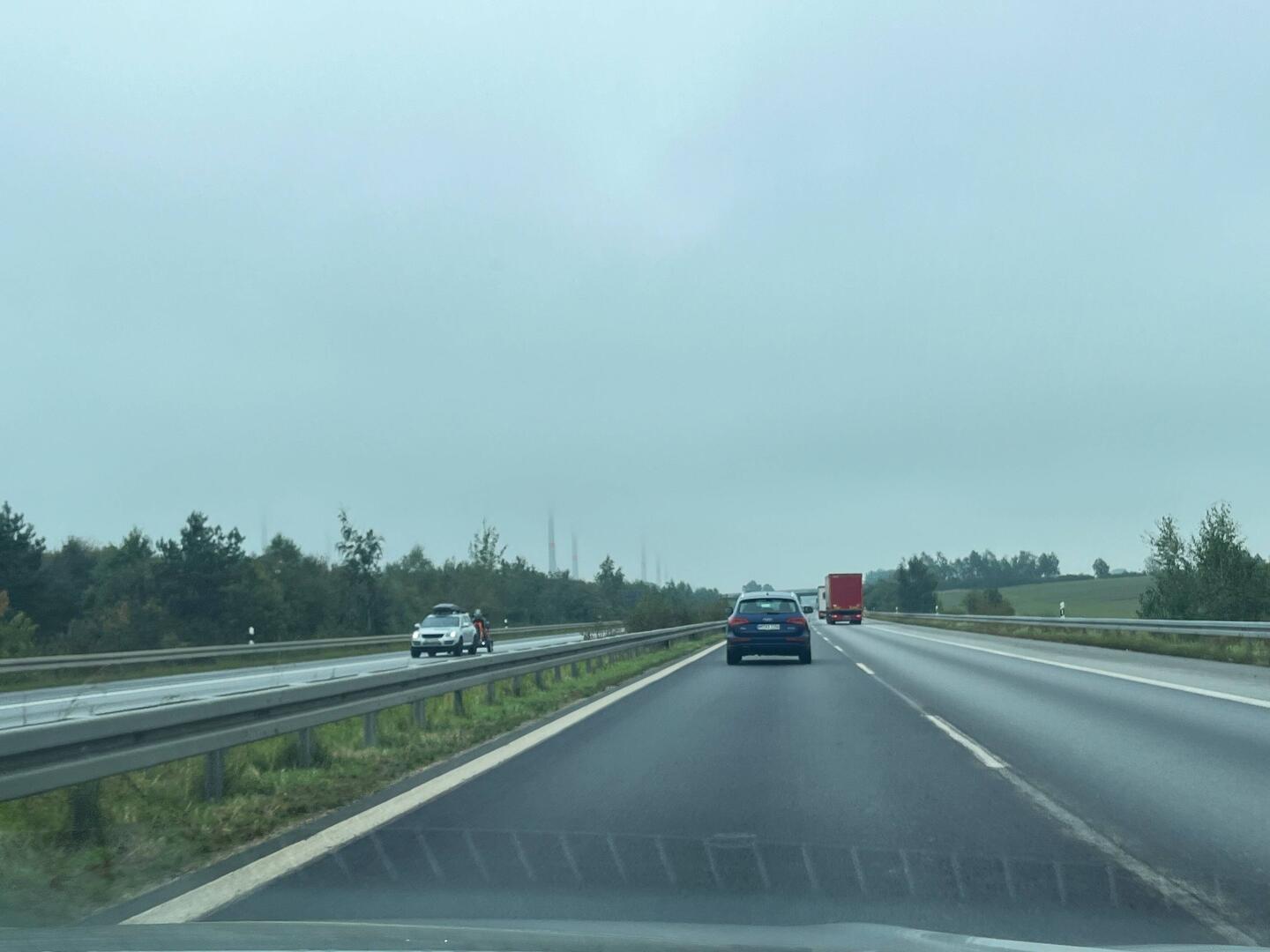 Wie so oft empfängt uns das Nachbarland mit Nebel
