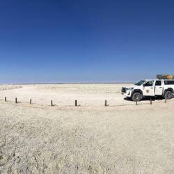 Außer unserem Auto gibt es hier im Herzen des Etosha-Nationalparks überhaupt nichts
