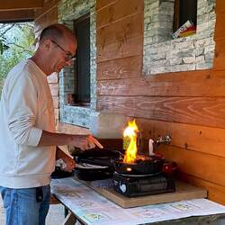 Zum Abendessen wird gegrillt