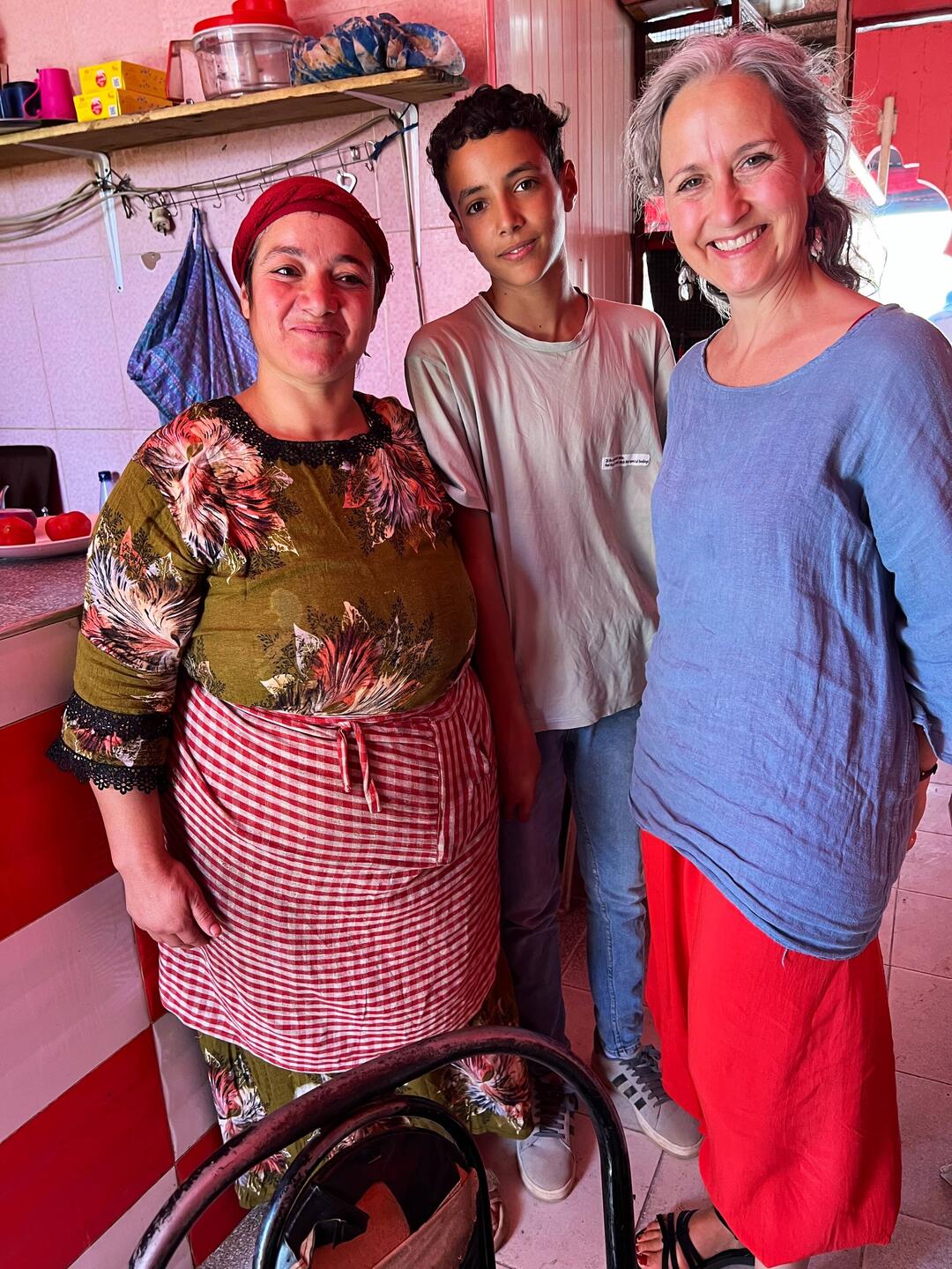 So ein Glück: Die Mama macht frischen Salat (alles geschält), ihr Junge serviert - alles mit Lächeln