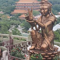 Im Hintergrund das Kloster