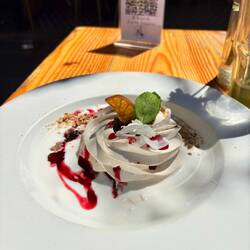 hier habe ich mich mal überraschen lassen ... ist dann Baiser geworden mit Beeren, Creme und Nüssen