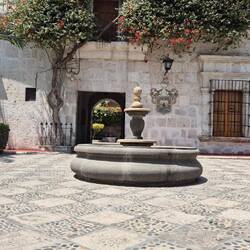 Und hier ein Brunnen ohne Wasser 😅