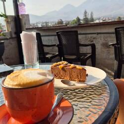 Und leckerer Kaffee und Kuchen mit bester Aussicht