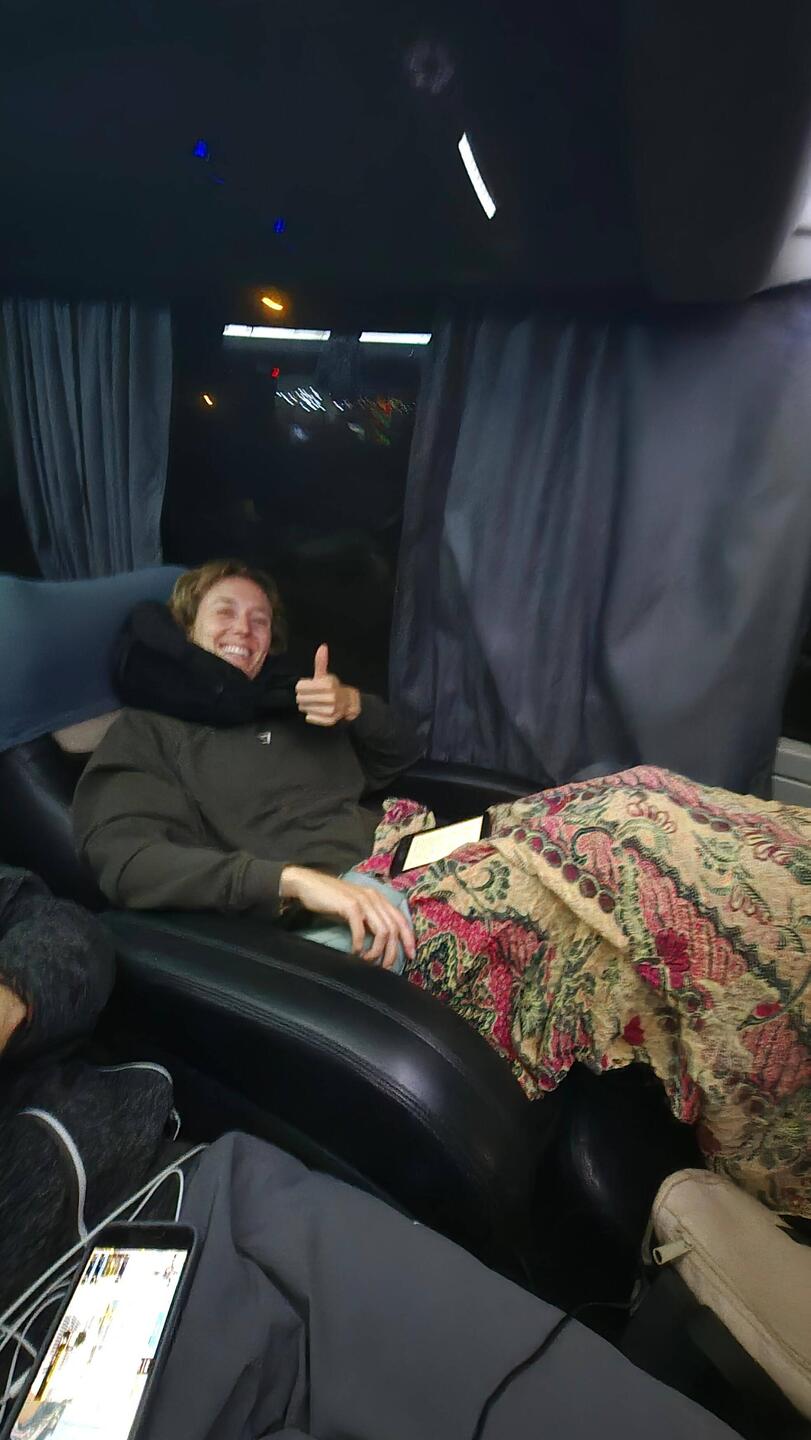 So sehen die Nachtbusse aus, ziemlich bequem (wenn man nicht gerade 1,95m groß ist)