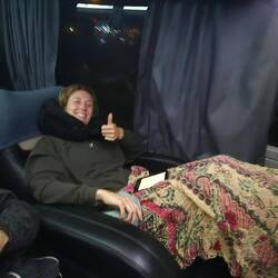 So sehen die Nachtbusse aus, ziemlich bequem (wenn man nicht gerade 1,95m groß ist)