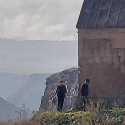 Ein Hahn wird dreimal um die Kirche getragen und dann geopfert🔪🐔