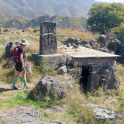 Hier geht es in die Schlucht. Ein uralter Kirchweg.