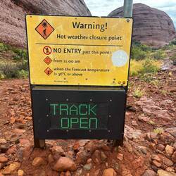 "Slippery when wet" wäre passender