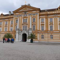 Stift Melk ist ein Benedektinerkloster oberhalb von Stadt Melk.