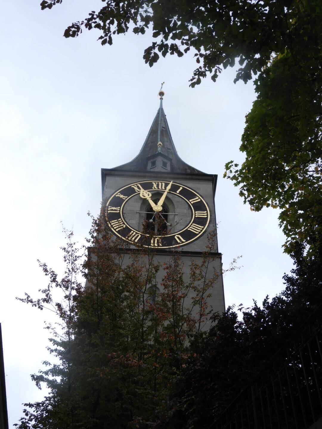 Église Saint-Pierre et son cadran d'horloge qui est le plus grand d'Europe (8,70m)