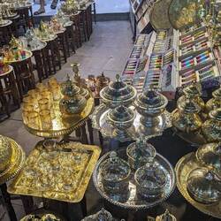 Teekannen und Öllampen - vielleicht mit Geist?