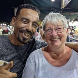 Er hat uns in seinen Laden reingelotst