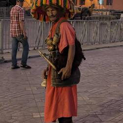 Wasserverkäufer im traditionellen Gewand