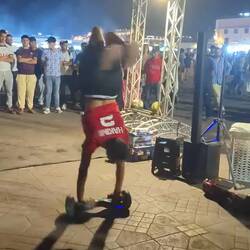 Ein junger Akrobat zeigt seine Künste