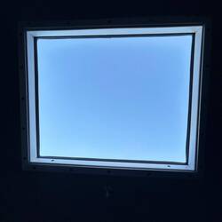 Blick vom Bett aus der Dachluke