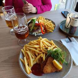 Das darf auf keinen Fall fehlen. Schollenfilets mit Pommes, dänischer Remoulade und Carlsberg Grøn