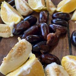 Frische Datteln, Orangen und Guaven