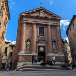 Auf dem Weg zum Piazza del Campo in dieser kleinen Kirche...