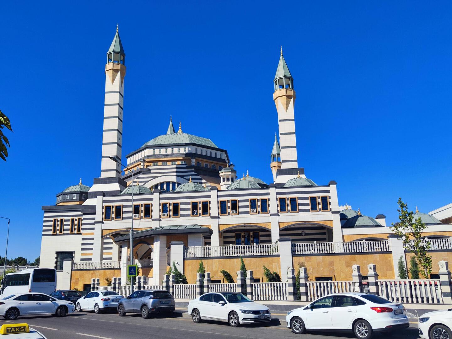 Saladin Ayyubi Moschee, mit eigenem Parkhaus 😇